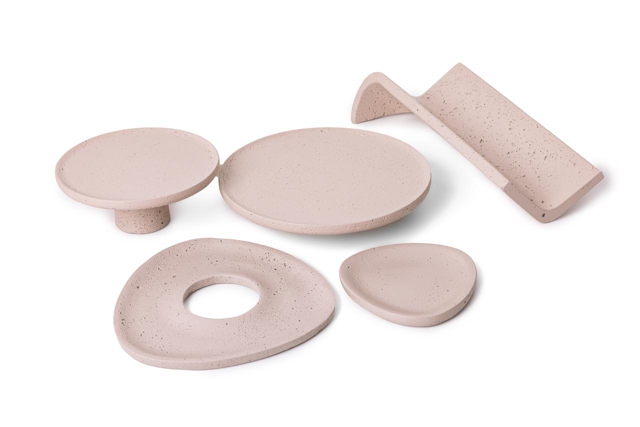 REF 8152 &ndash; Suporte Concreto Bege M 30cm Diam 13cm Alt
REF 8153 &ndash; Suporte Concreto Bege G 40cm Diam 8cm Alt
REF 8154 &ndash; Bandeja Concreto Bege com Furo Central 36cm x 36cm x 36cm
REF 8155 &ndash; Bandeja Concreto Bege 23cm x 23cm x 23cm
REF 8156 &ndash; Suporte Concreto Bege Calha 56cm x 25cm