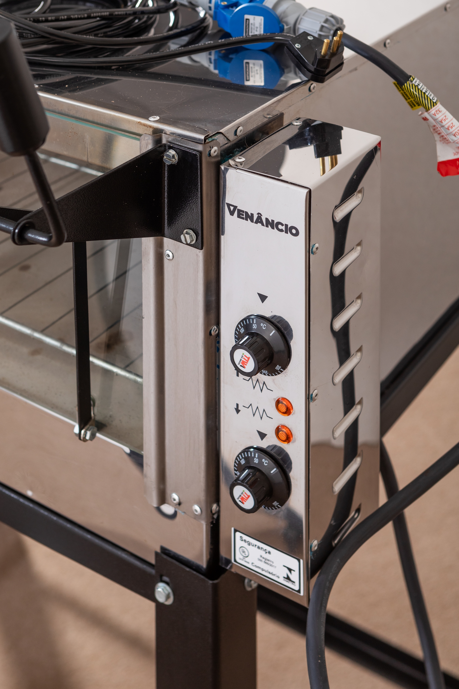 REF 198 -&nbsp;Forno Industrial 1,00 X 66 Cm 1,20 Alt 25 A E 2.500 W