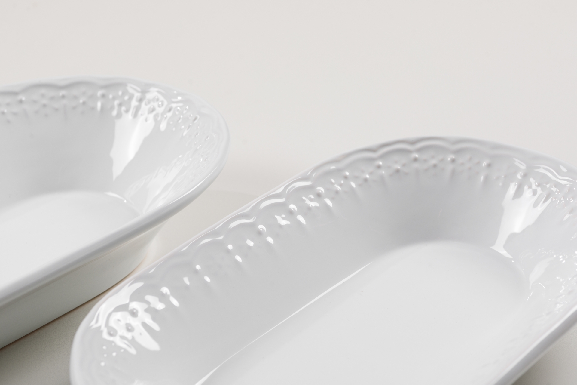 REF 3928 - Bandeja Branca Porcelana Oval Trabalhada M 38 Cm X 22 Cm 8 Cm Alt<br />
REF 3927 - Bandeja Branca Porcelana Oval Trabalhada  P 32 Cm X 20 Cm 6 Cm