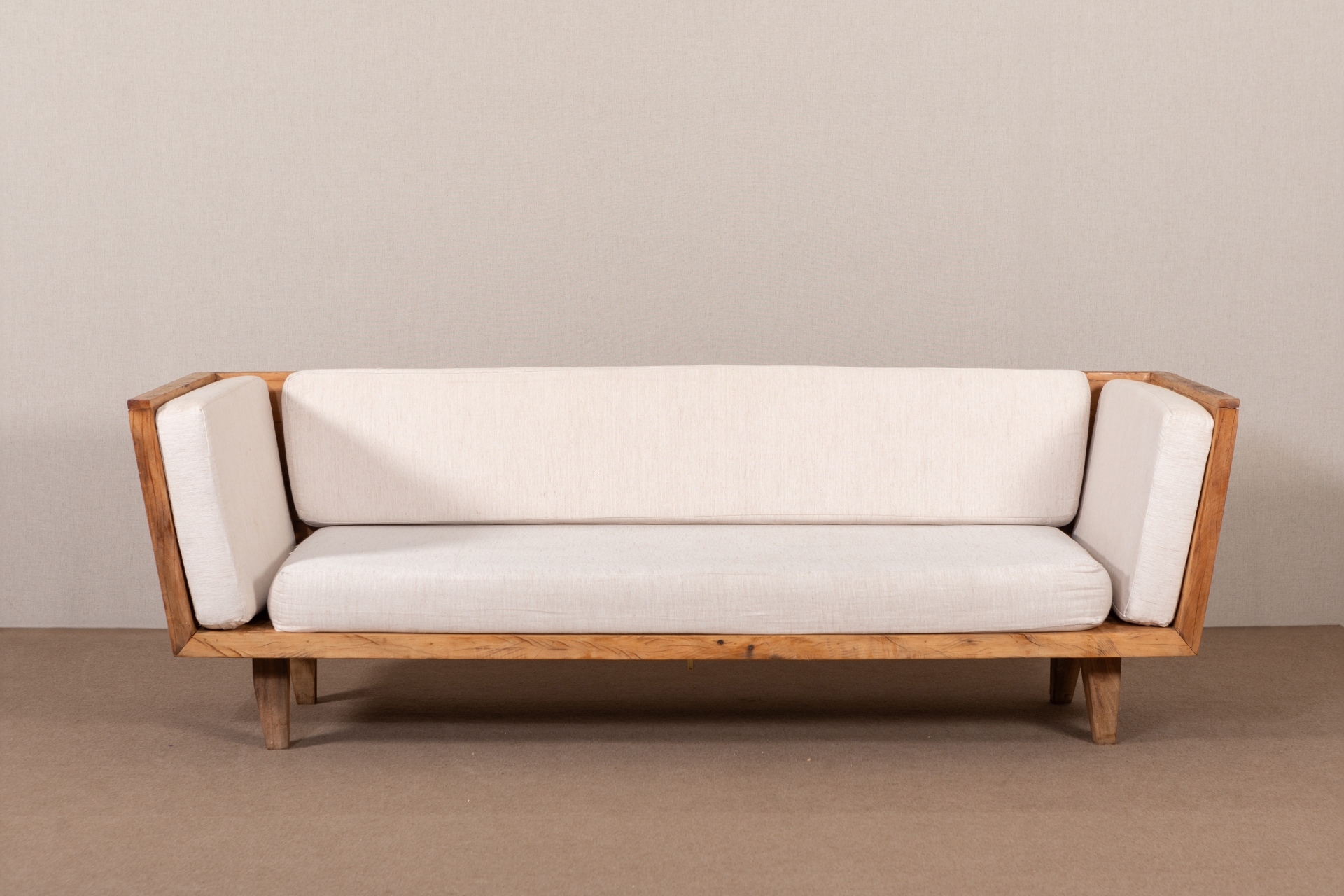 REF 4492 - Sofá De Madeira Linho 2 Lugares 2,20 X 0,80 Cm X 0,70 Cm Alt<br />
REF 4685 - Sofá De Madeira Veludo Azul Marinho 2 Lugares 2,20x0,80 Cm 70 Cm Alt<br />
REF 4635 -Sofá De Madeira Veludo Verde 2 Lugares 2,20x0,80 Cm 70 Cm Alt