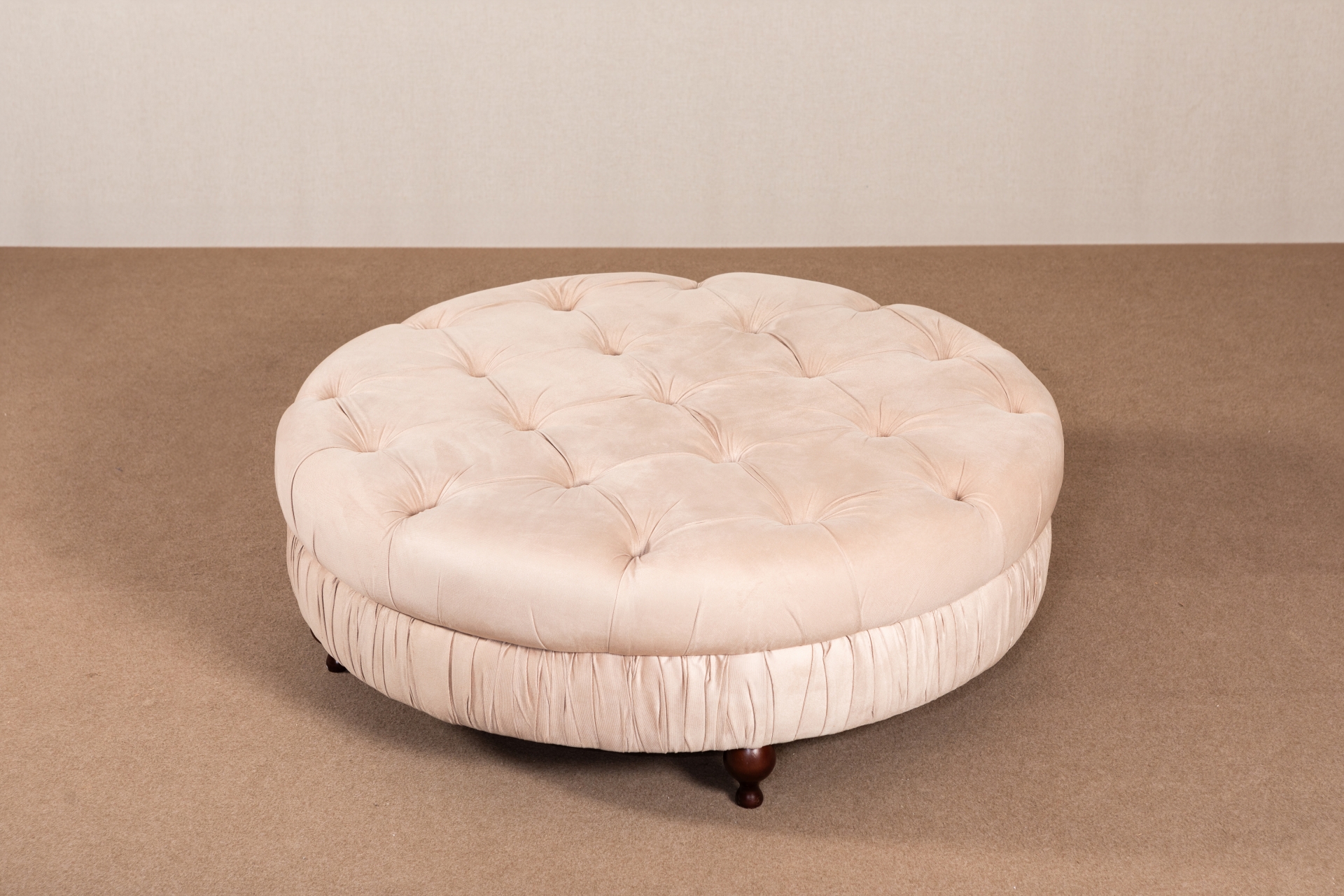 REF 4241 - Pufe Captone Fendi 1,20 Diam 50 CM Alt<br />
REF 5544 - Pufe Captone Fendi 1,20 Veludo Azul<br />
REF 5543 - Pufe Captone Fendi 1,20 Veludo Verde