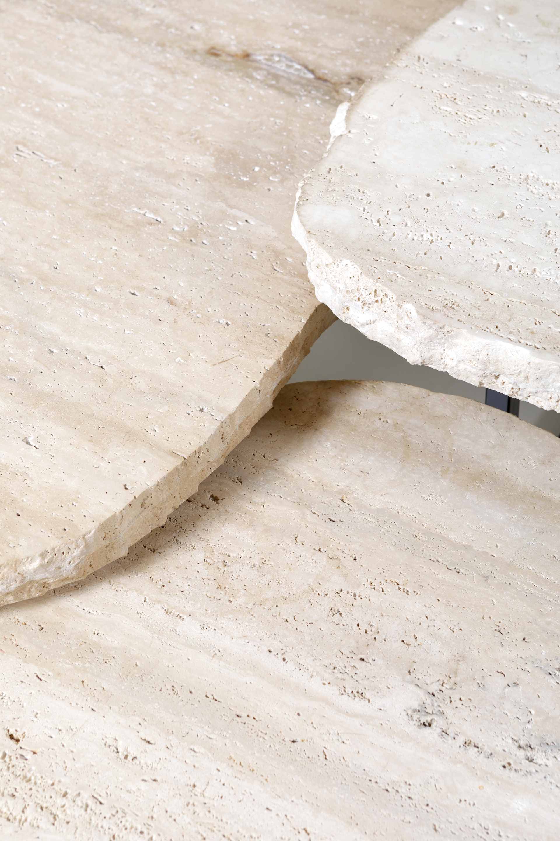 REF 4906 - Mesa Orgânica De Centro Travertino 1,20 X 70 Cm Alt 30 Cm<br />
REF 4907 -  Mesa Orgânica De Centro Travertino 85 Cm X 70 Cm Alt 36 Cm<br />
REF 4908 - Mesa Orgânica De Centro Travertino 60 Cm X 60 Cm Alt 42 Cm