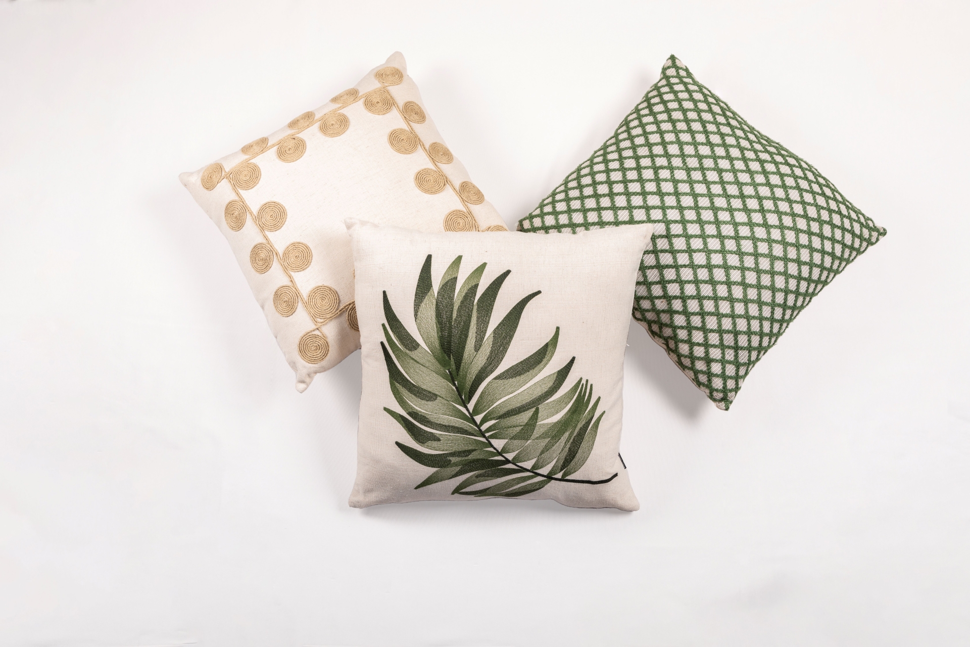 REF 5620 - Linho Cru Folhas Bordada 50 X 50 Cm<br />
REF 5621 - Linho Cru Com Rami 50 X 50 Cm<br />
REF 5619 - Croche Tramado Verde 50 X 50 Cm