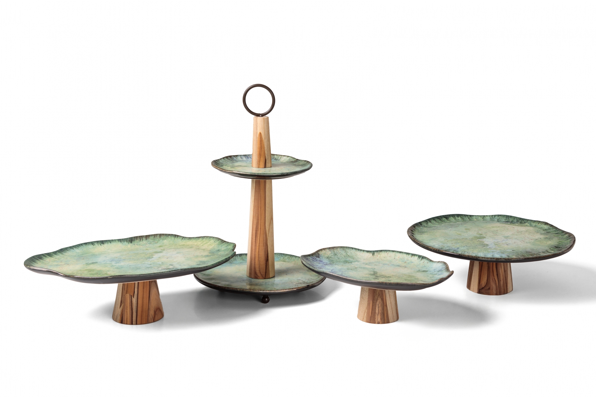 REF 8115 - Linha Design Verde Suporte M Oval 38 Cm X 26 X 12 Cm Alt<br />
REF 8117 - Linha Design Verde Baleiro 2 Andares 28 Cm Diâm X 32 Cm Alt<br />
REF 8116 - Linha Design Verde Suporte P Oval  28 Cm X 20 X 10 Cm Alt<br />
REF 8114 - Linha Design Verde Suporte M Redondo 33 Cm Diâm 12 Cm Alt