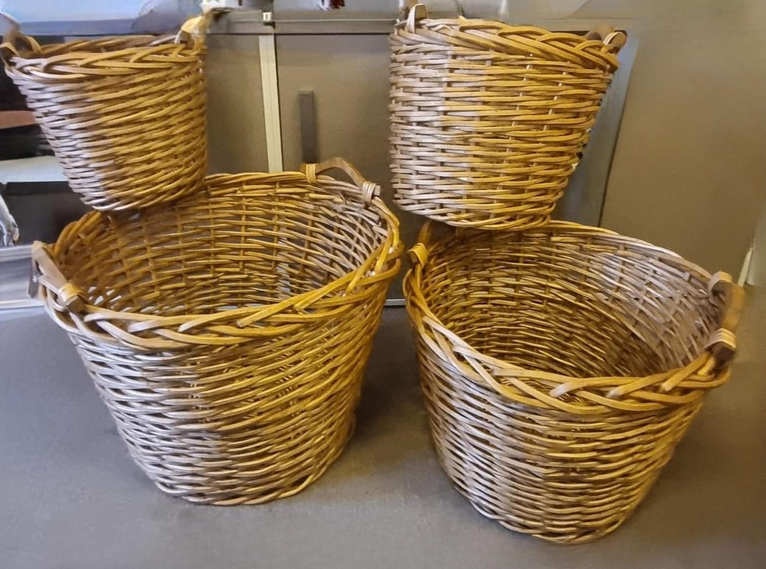 REF 3933 - Cesta Em Vime EXGG 80 Cm Diâm 80 Cm Alt<br />
REF 3932 - Cesta Em Vime GG 65 Cm Diâm 65 Cm Alt<br />
REF 3922 - Cesta Em Vime G 56 Cm Diâm 43 Cm Alt<br />
REF 3921 - Cesta Em Vime M 47 Cm Diâm 37 Cm Alt<br />
REF 3920 - Cesta Em Vime P 40 Cm Diâm 33 Cm Alt<br />
REF 3919 - Cesta Em Vime PP 33 Cm Diâm 28 Cm Alt