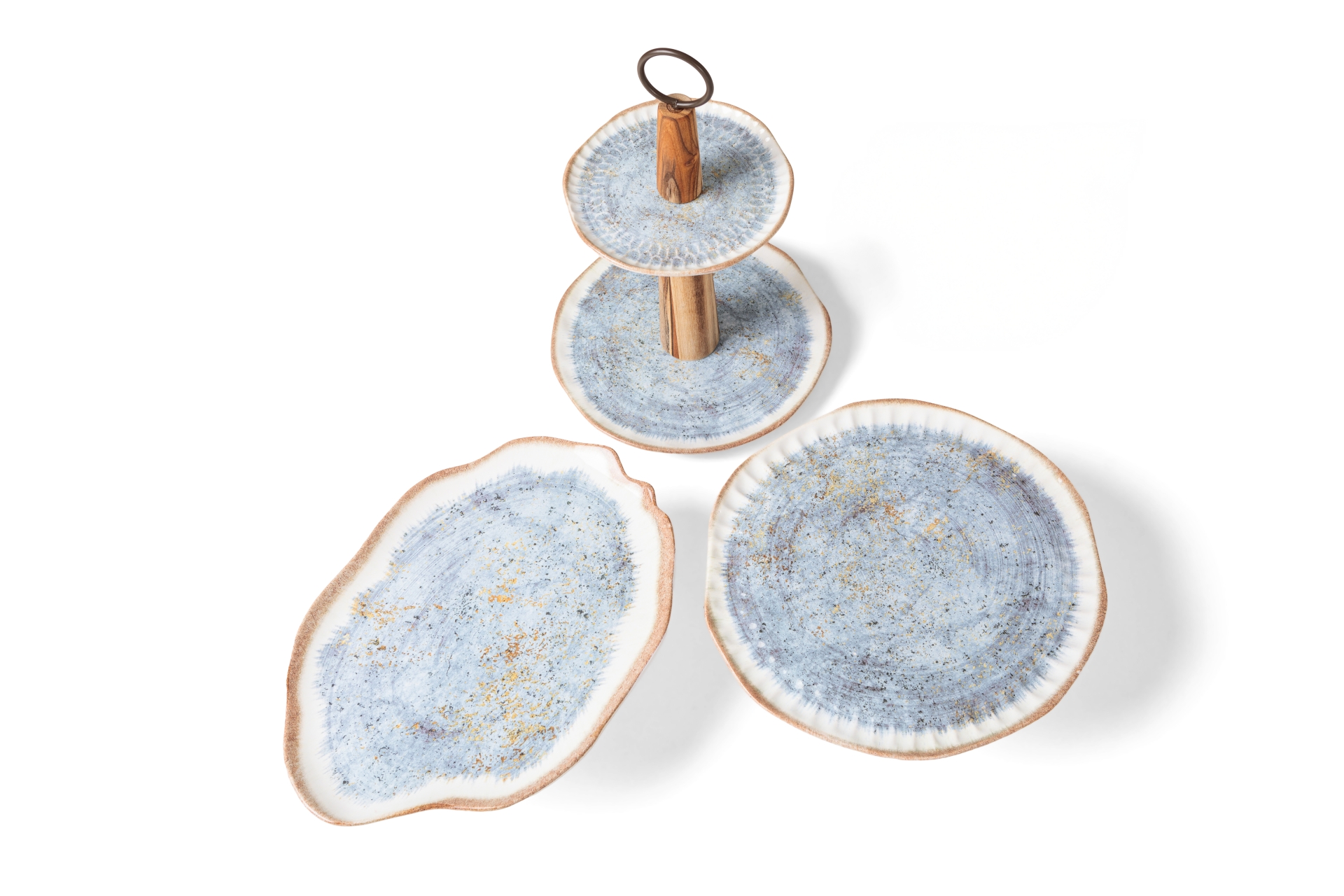 REF 8119 - Linha Design Azul Suporte M Oval 38 Cm X 26 X 12 Cm Alt<br />
REF 8118 -&nbsp;Linha Design Azul Baleiro 2 Andares 28 Cm Di&acirc;m 32 Cm Alt<br />
REF 8120 -&nbsp;Linha Design Azul Suporte M Redondo 33 Cm Di&acirc;m 12 Cm Alt<br />
&nbsp;