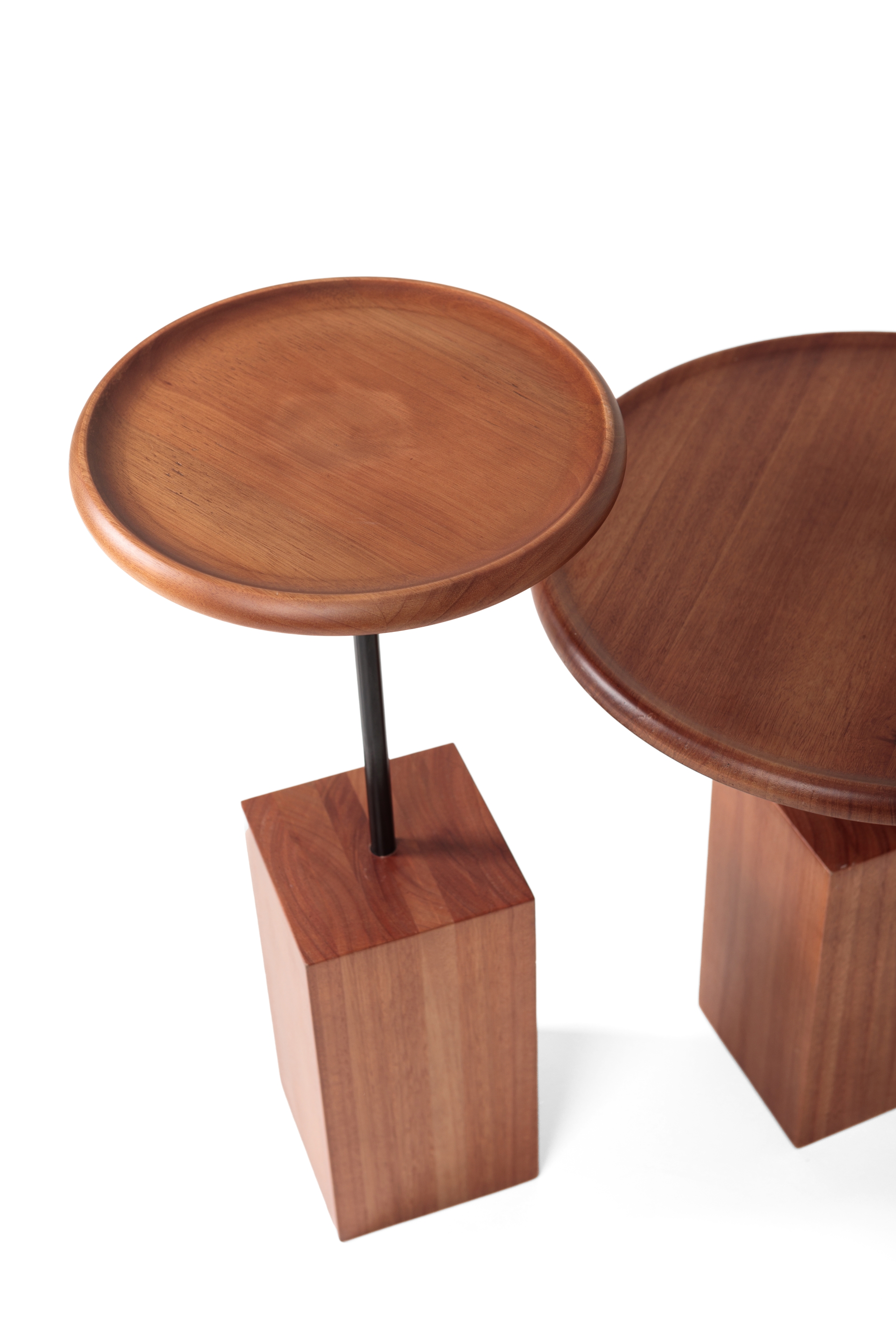 REF 4955 -&nbsp;Mesa Lateral Bandeja De Madeira 30 Cm Di&acirc;m 65 Cm Alt<br />
REF4954 - Mesa Lateral Bandeja De Madeira&nbsp;45 Cm Di&acirc;m 50 Cm Alt