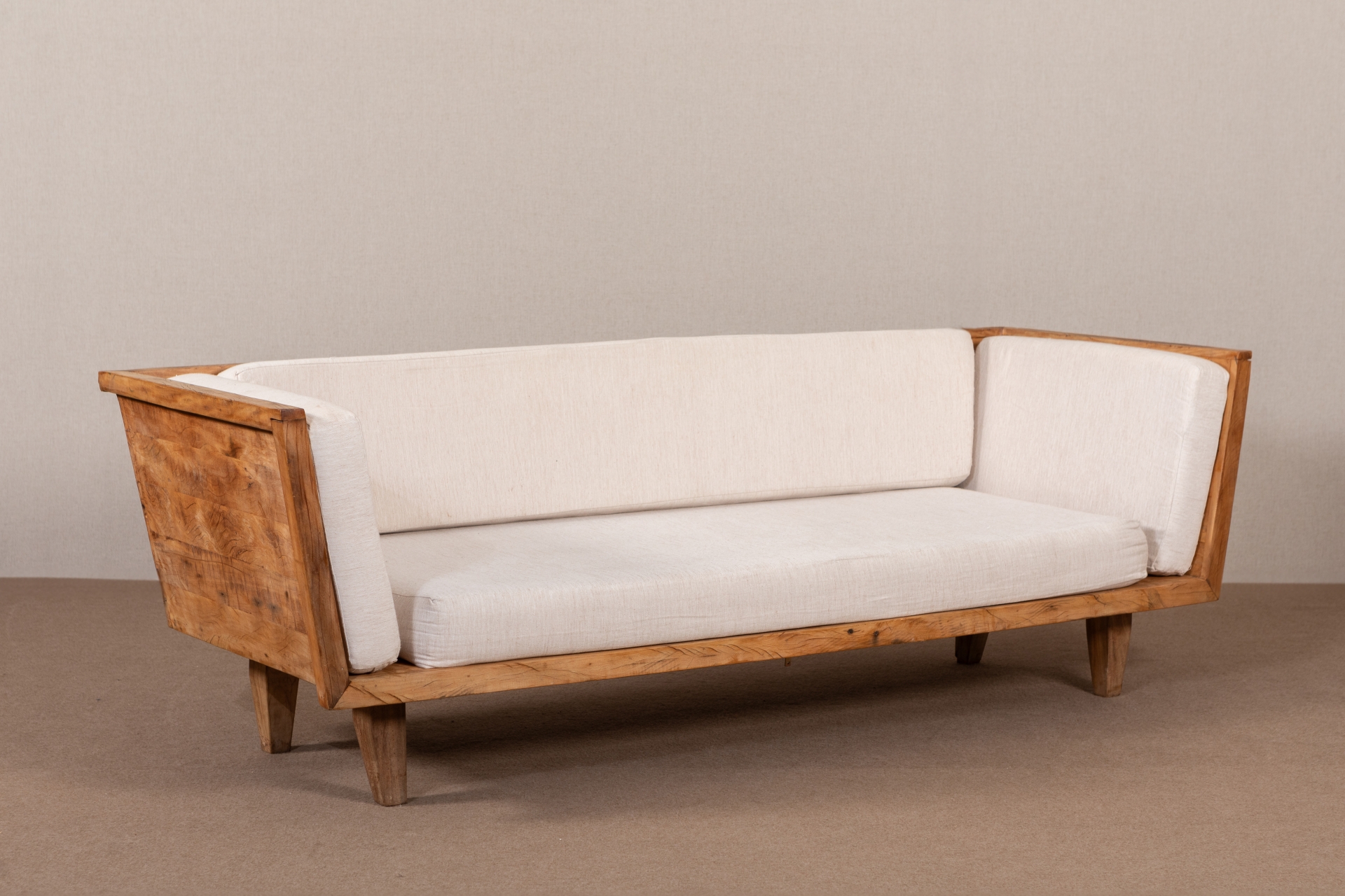 REF 4492 - Sofá De Madeira Linho 2 Lugares 2,20 X 0,80 Cm X 0,70 Cm Alt<br />
REF 4685 - Sofá De Madeira Veludo Azul Marinho 2 Lugares 2,20x0,80 Cm 70 Cm Alt<br />
REF 4635 -Sofá De Madeira Veludo Verde 2 Lugares 2,20x0,80 Cm 70 Cm Alt