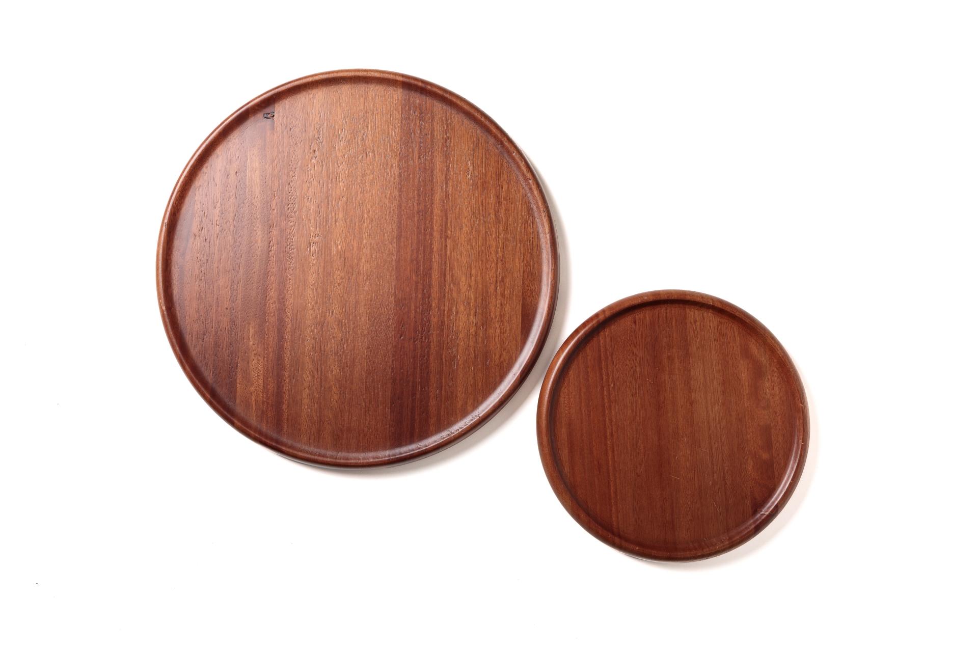 REF 3966 - Bandeja De Madeira Redonda 30 Cm Diâm<br />
REF 3965 - Bandeja De Madeira Redonda 45 Cm Diâm