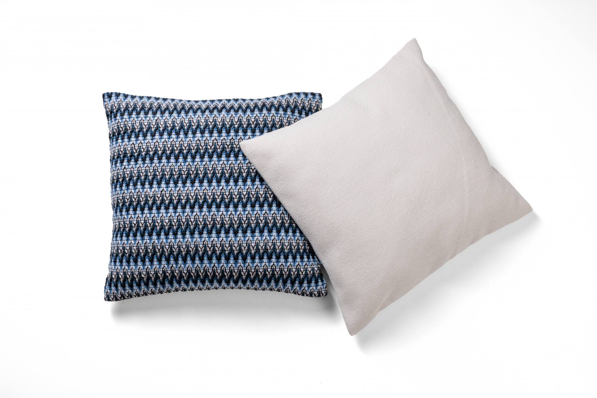 REF 5691 - Almofada Linho Off 45 Cm X 45 Cm<br />
REF 5692 - Almofada  Zig Zag Azul 45 Cm X 45 Cm